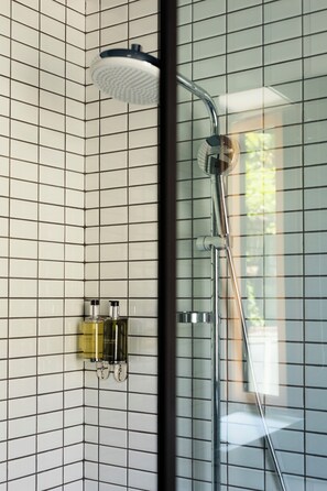 Standard-Doppelzimmer | Badezimmer | Badewanne, umweltfreundliche Kosmetikartikel, Haartrockner, Bademäntel