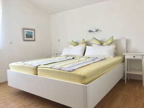 Apartment, 2 Bedrooms (5) | Desk, free WiFi, bed sheets