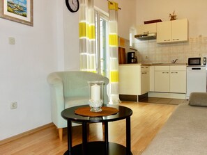 Apartment, 2 Bedrooms (5) | Private kitchen | Fridge, stovetop, coffee/tea maker, electric kettle