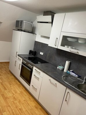 Refrigerador con freezer, microondas, placa de cocina, lavavajillas