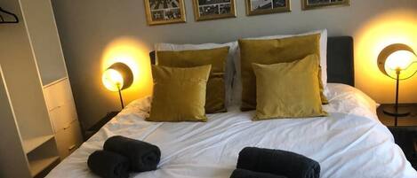 Liverpool-Apartment | Desk, iron/ironing board, free WiFi, bed sheets