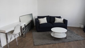 London-Apartment | Kamar mandi | Shower, pengering rambut, handuk, dan sabun