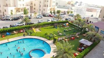 8 outdoor pools