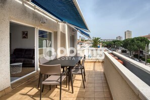 Outdoor dining - APARTMENT WITH AIR CONDITIONING & BIG TERRACE AT 5 MINUTES FROM THE MAIN BEACH (Platja d'Aro)