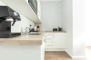 Apartment (New York) | Private kitchen | Full-size fridge, microwave, stovetop, dishwasher - Chillinghouse 11 (Siegburg)