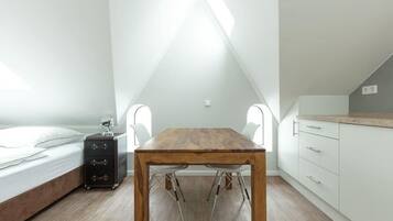 Appartement (Amsterdam) | Privékeuken | Een koelkast met diepvriezer, een microgolfoven, een kookplaat