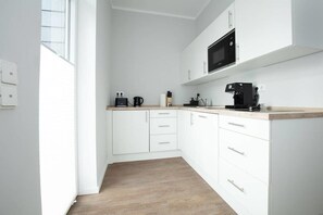 Apartment (Cape Town) | Private kitchen | Full-sized fridge, microwave, stovetop, dishwasher - Chillinghouse 11 (Siegburg)