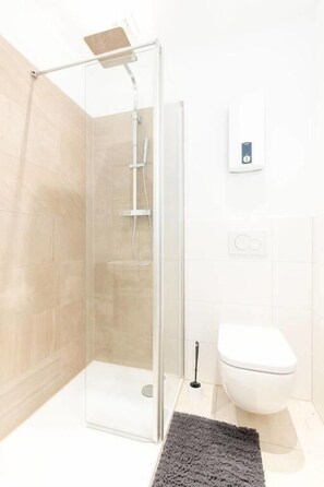 Departamento (Beijing) | Baño | Regadera, regadera tipo lluvia, secadora de cabello, toallas