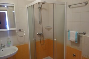 Appartement, 1 chambre, rez-de-chaussée | Salle de bain | Douche, serviettes fournies, savon, papier de toilette