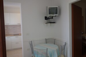 Apartment, 1 Bedroom, Ground Floor | Private kitchen | Fridge, stovetop, coffee/tea maker, cookware/dishes/utensils