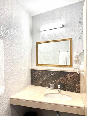 Phòng đơn Economy, 1 giường đơn lớn | Phòng tắm | Buồng tắm vòi sen, đồ dùng nhà tắm miễn phí, máy sấy tóc