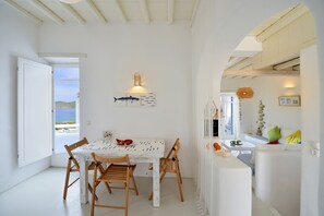 Villa, 3 Schlafzimmer, eigener Pool | Essbereich im Zimmer