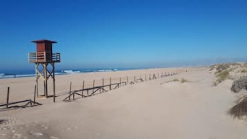 Una spiaggia nelle vicinanze, sabbia bianca