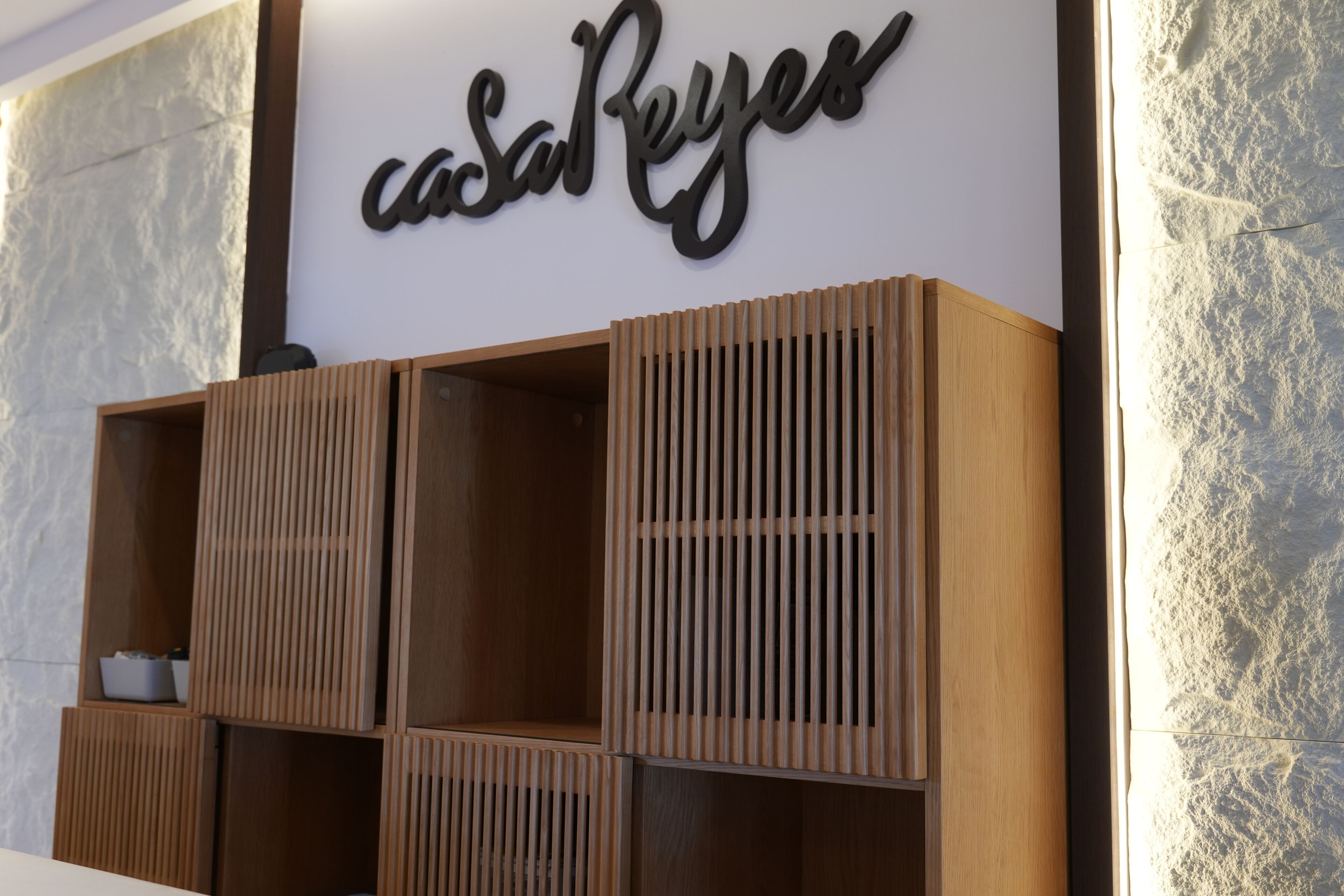 Una estantería de madera con un cartel encima.