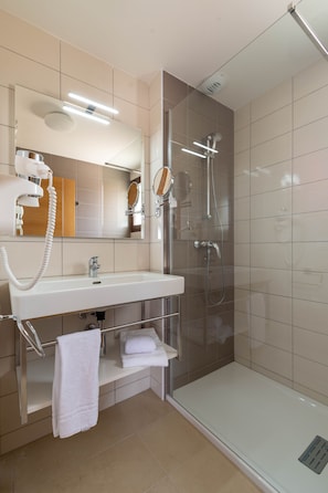 Shower, rainfall showerhead, free toiletries, hair dryer