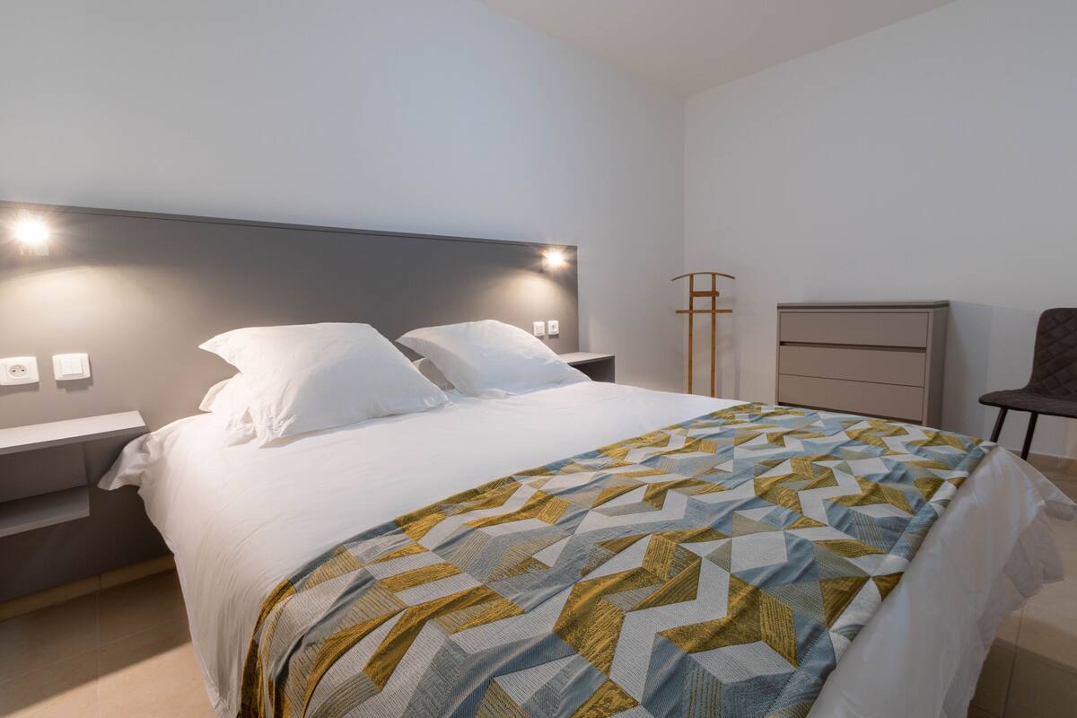 Ropa de cama de alta calidad, caja fuerte, sistema de insonorización