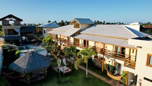 A resort with multiple buildings, a swimming pool, and a well-maintained garden. - Pousada Paraíso dos Ventos (Cruz)