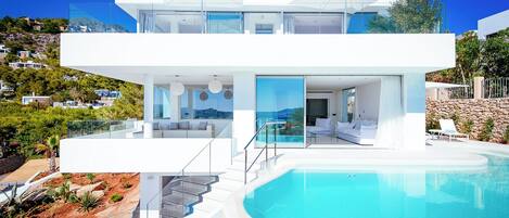 Outdoor pool, an infinity pool, sun loungers