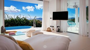4 bedrooms, in-room safe, desk, iron/ironing board