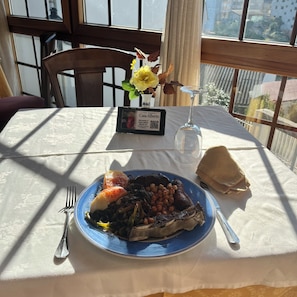 早餐，供應午餐和晚餐