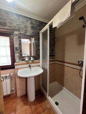 Double Room | Bathroom | Shower, free toiletries, hair dryer, towels