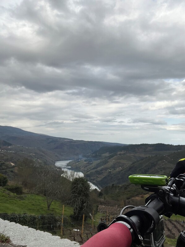 A landscape view from a high vantage point, featuring a river, hills, and a distant town. - Casa Alberto (Castro Caldelas)