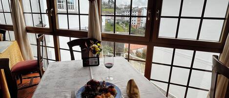 Serveert ontbijt, lunch, diner, lokale gerechten