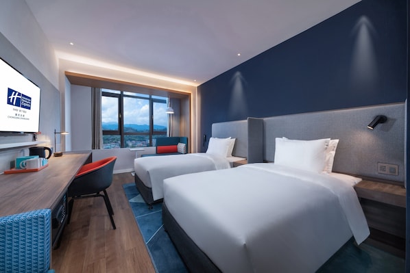 A modern hotel room with two beds, a desk, and a view of the city. - Holiday Inn Express Chongqing Zhongxian by IHG (Chongqing)