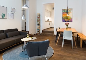 Appartement Design | Salle de séjour | Télévision à écran plat de 43 pouces avec chaînes numériques, télévision