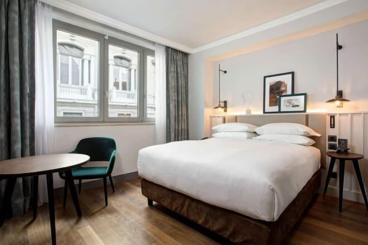 1 bedroom, premium bedding, in-room safe, desk