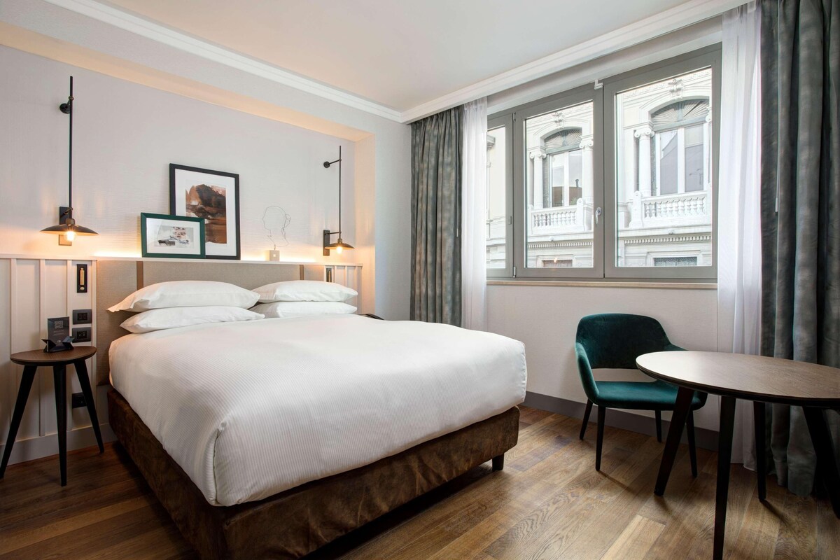 Premium bedding, in-room safe, desk, laptop workspace