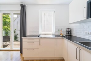 Apartament, 1 dormitori, pati (Nr. 6) | Cuina privada | Frigorífic, forn, placa de cuina i rentaplats 