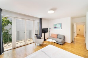 Apartament, 1 dormitori, pati (Nr. 6) | Sala d'estar | Televisor de pantalla plana 