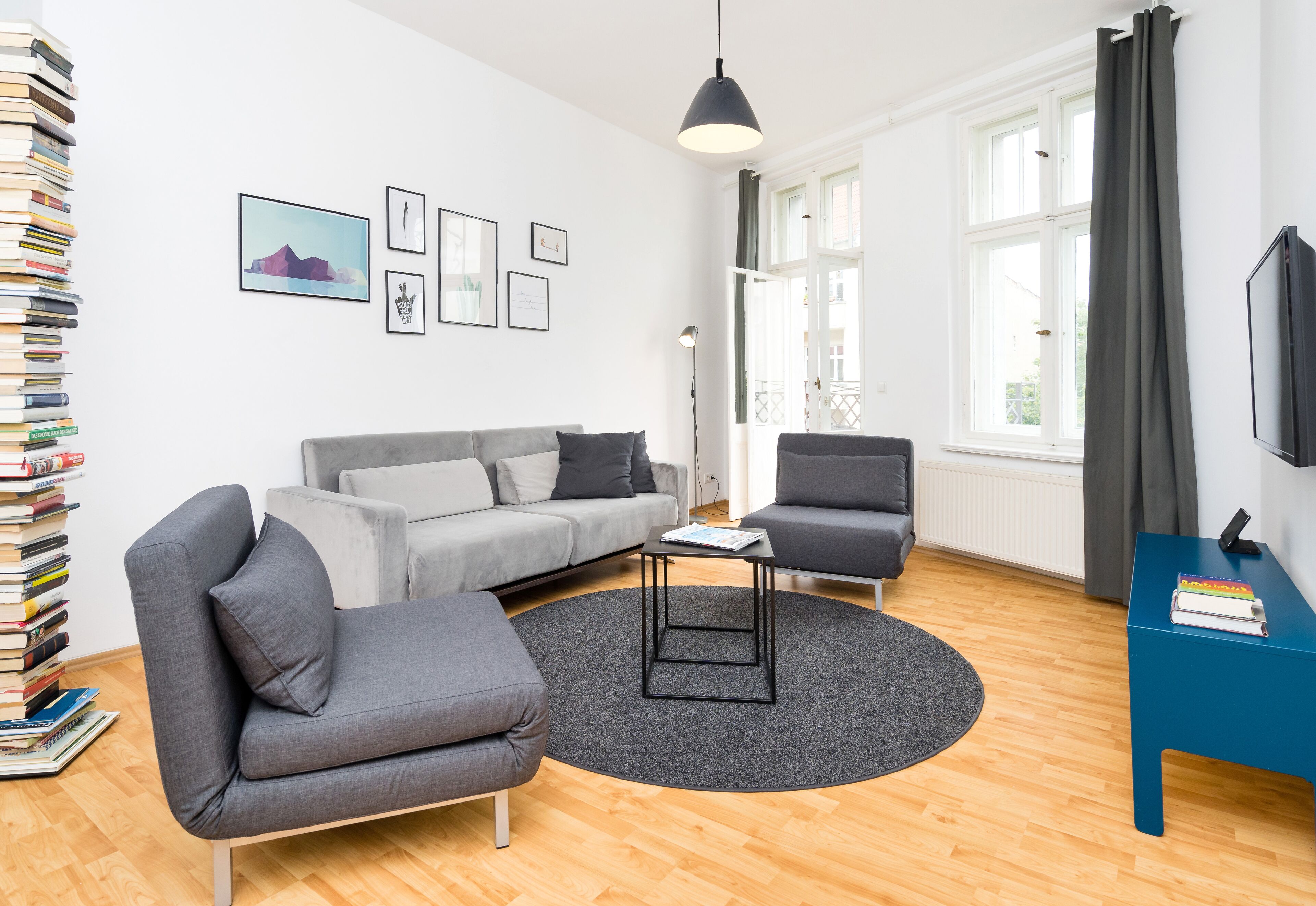 Apartment mit 2 Schlafzimmer und Balkon | Wohnbereich | Flachbildfernseher