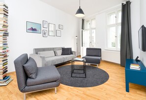 Leilighet, 2 soverom (2 Balconies) | Oppholdsområde | Flatskjerm-TV