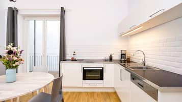 Two-Bedroom Apartment with Terrace | Private kitchen | Fridge, oven, stovetop, dishwasher