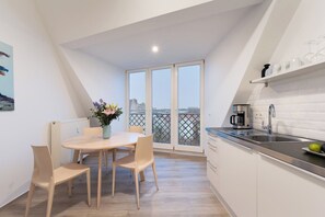 Departamento, 1 habitación, vista a la ciudad (Attic) | Cocina privada | Refrigerador, horno, parrilla de estufa y lavavajillas