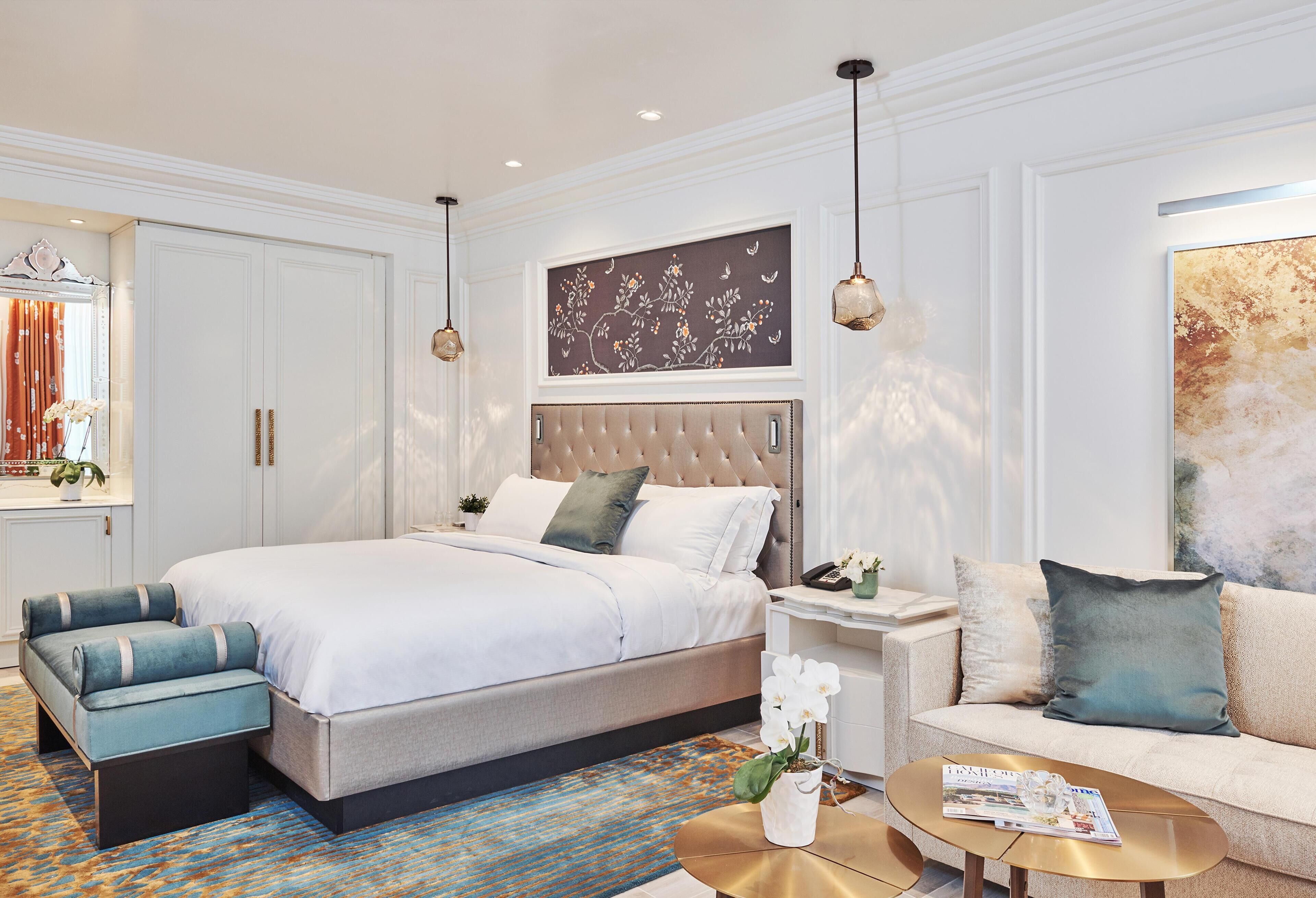 Room, 1 King Bed | Living area | Flat-screen TV, pay films