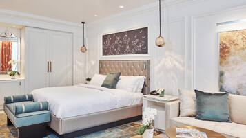 Room, 1 King Bed | Living area