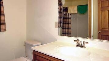 Cabin, 2 Bedrooms | Bathroom | Towels
