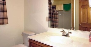 Cabaña, 2 habitaciones | Baño | Toallas 