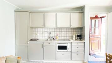 Kühlschrank, Ofen, Herdplatte, Wasserkocher mit Kaffee-/Teezubehör