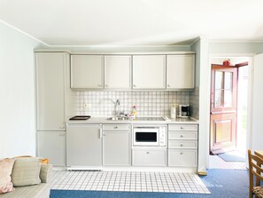 Jääkaappi, uuni, liesi, kahvin-/teenkeitin