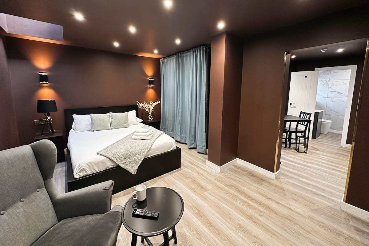 King Suite | Individually decorated, individually furnished, desk, laptop workspace