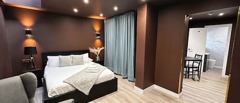 King Suite | Individually decorated, individually furnished, desk, laptop workspace