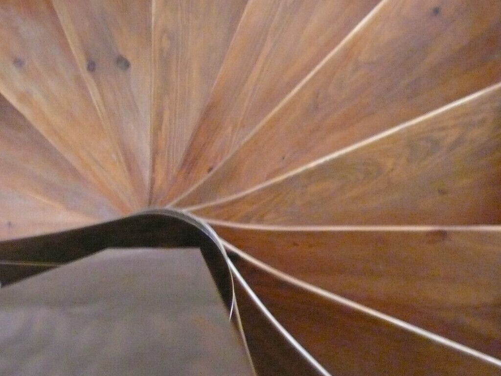 Una scala a chiocciola con gradini in legno.