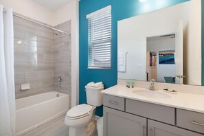 บ้านพัก, หลา��ยเตียง (ST017V: 10 Bed, Star Wars, Disney Pri) | ห้องน้ำ | ผ้าเช็ดตัว