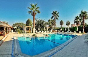 Outdoor pool, pool umbrellas, pool loungers - Olympos Hotel - Adults Only (Fethiye)