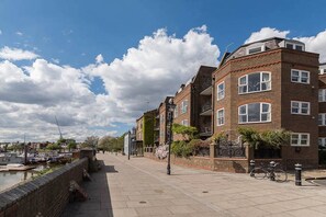 Exterior - Direct River Views & only 15 mins to Central London (London)