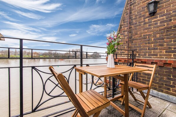 تناول الطعام بالخارج